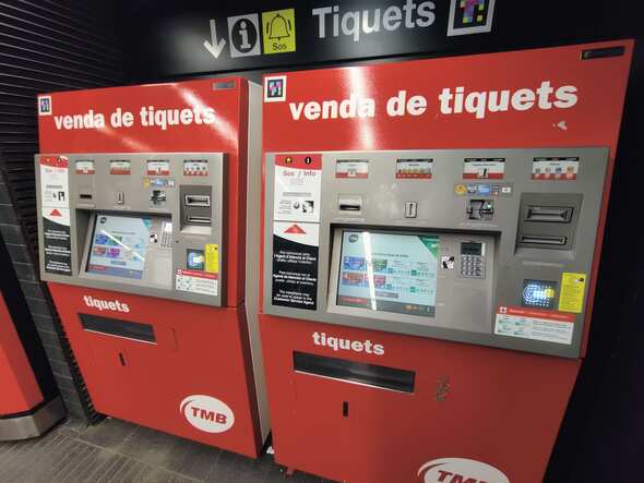 Ticket machines and hola card Barcelona